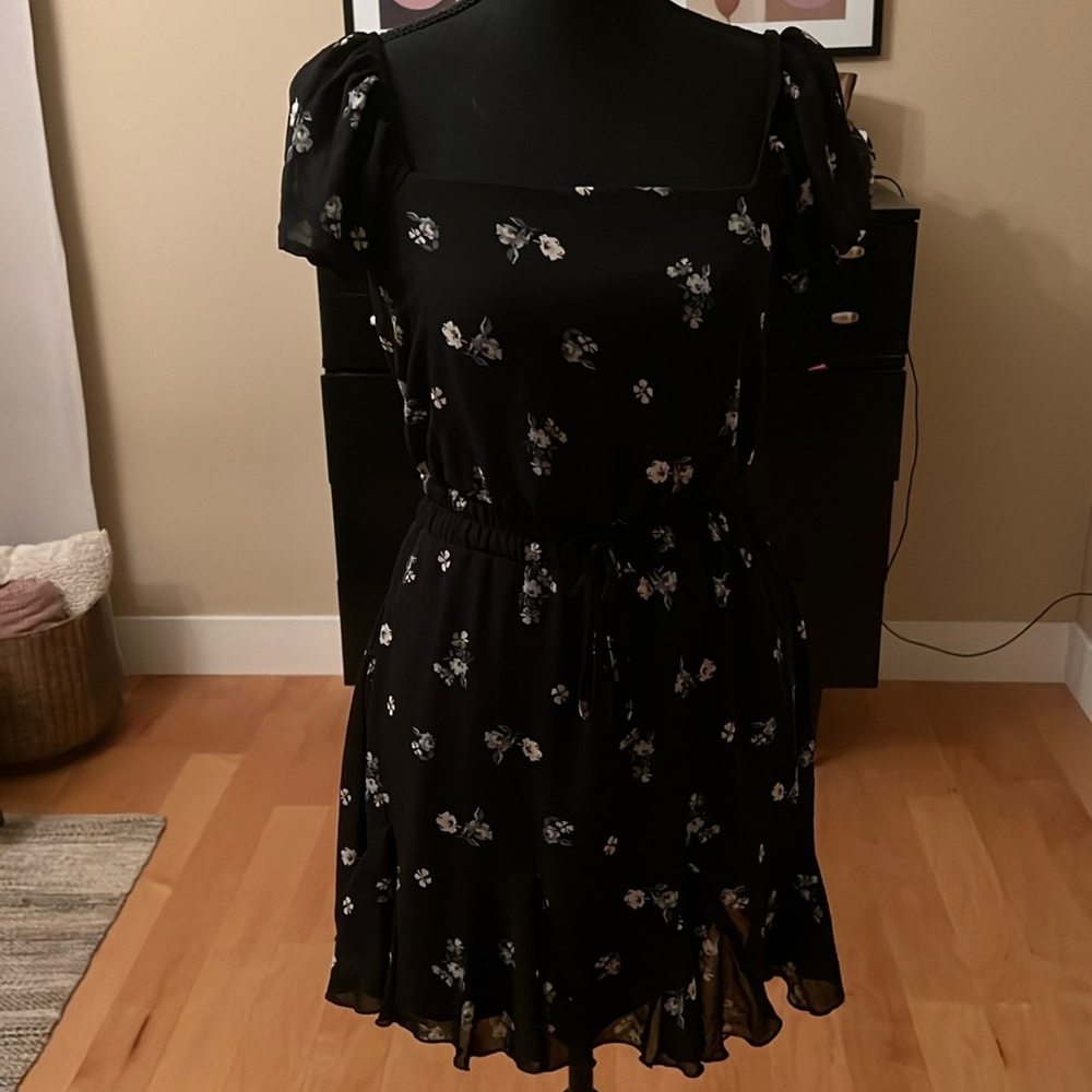 BLACK STRETCHY FLOWY MINI DRESS